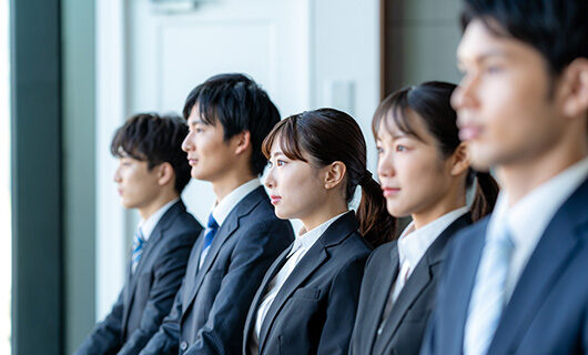 求める人物像が明確になったら募集の条件面を見直し、採用基準や方法を確認する